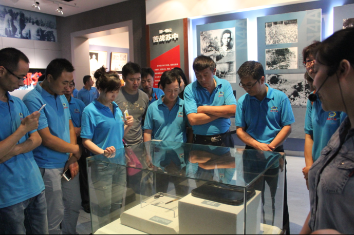 红色之旅手牵手、水蜜桃视频在线网站员工心连心——公司组织党员、退伍军人赴盐城新四军纪念馆参观